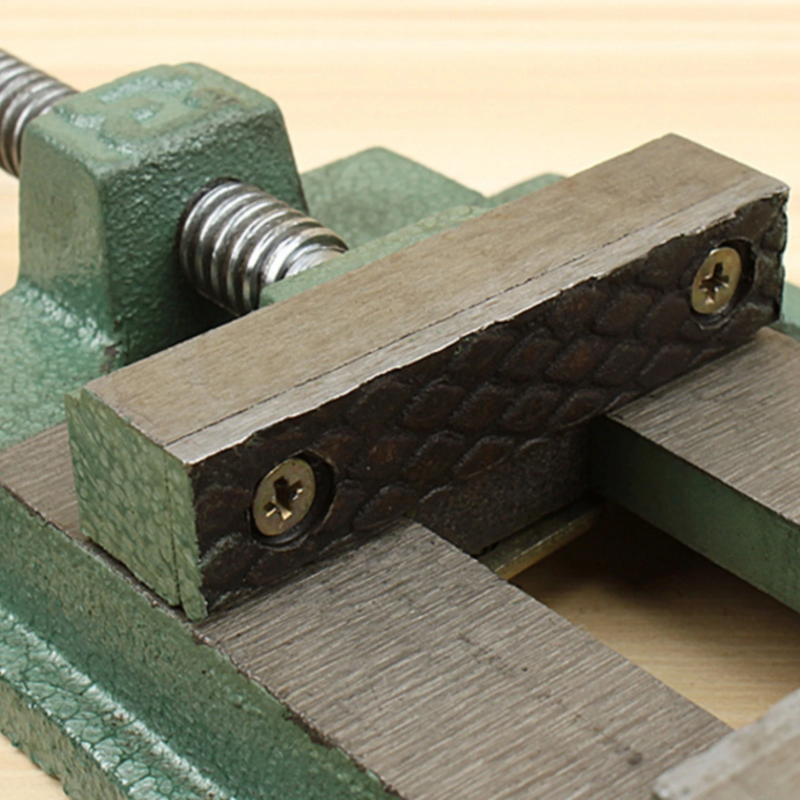 Cast-Iron Bench Vise Textured Gripping Surfaces Bench Vise with Steel Jaw Plates Heavy-Duty Secure Grip for Home Workshop