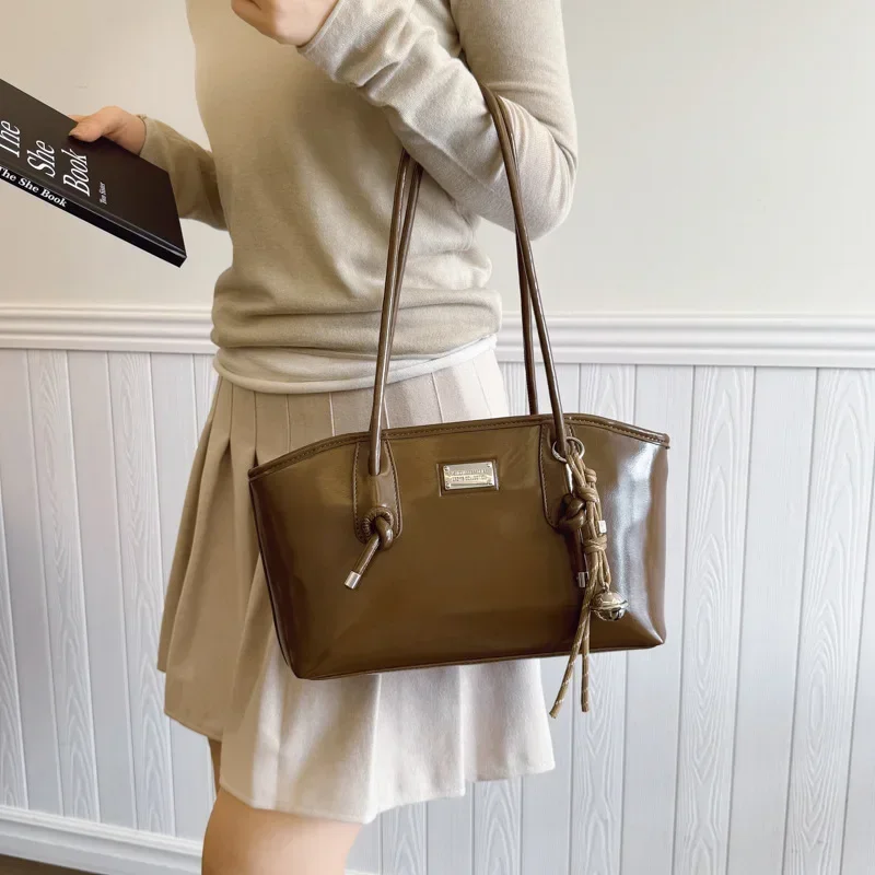 

2025 женская нишевая высококачественная ручная сумка через плечо под мышками - новая стильная элегантная повседневная модная сумка для путешествий