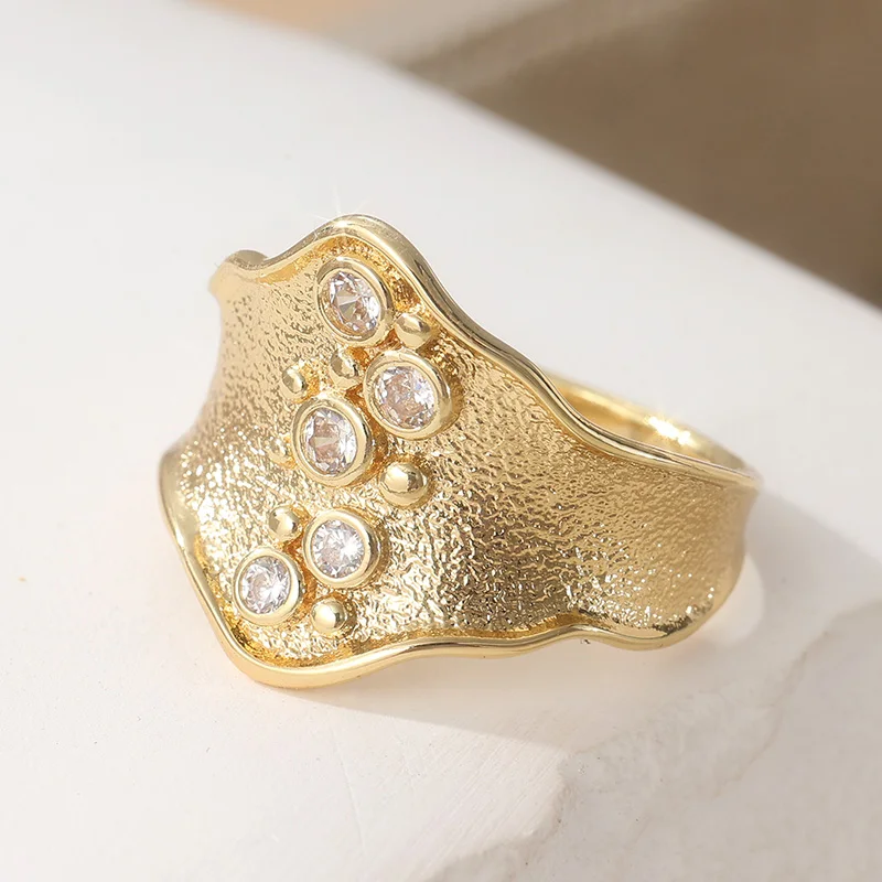 Vintage-Ring für Damen in Goldfarbe mit eingelegten weißen CZ-Steinen, geometrischer Schmuck für den täglichen Gebrauch und Partys – Detail 2