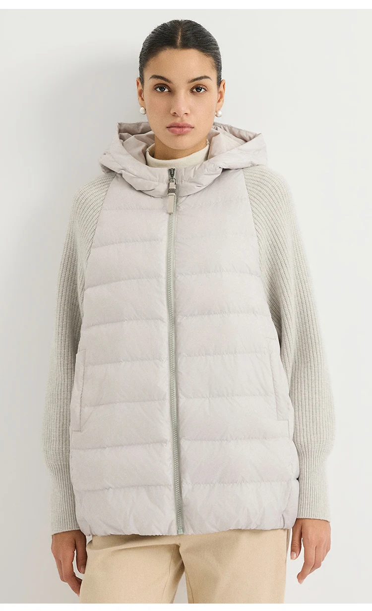 BY4621558 Damen Kapuzen-Daunenjacke mit Kaschmir-Strickärmeln, Waffelstrick, Kettenreißverschluss, Old Money Eleganz für den Winter – Detail 3