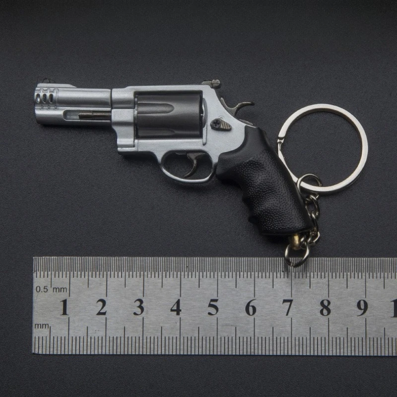 

Mini Revolver Model Keychain Rotatable Cylinder Tactical Metal Pistol Pendant for Men Ornament for Bag Key Decor Collection