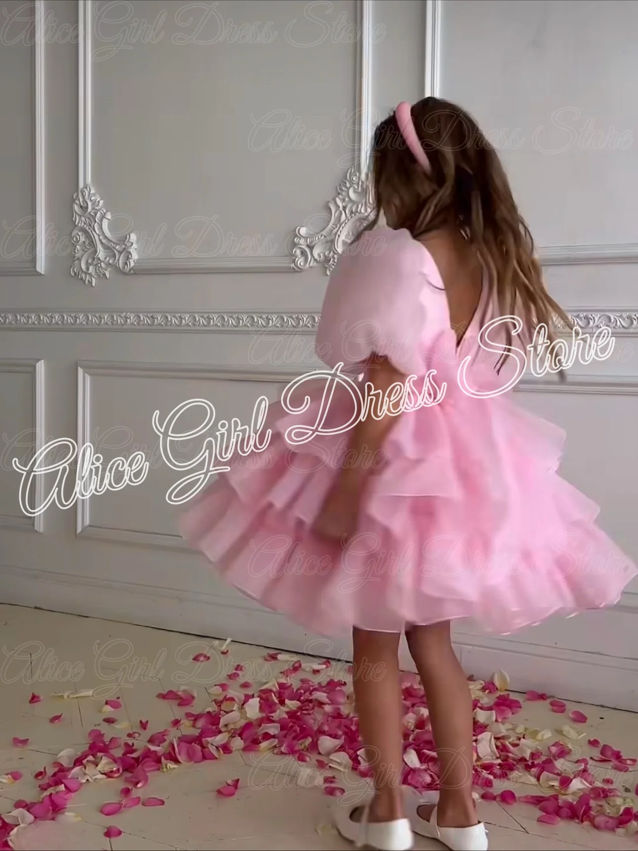 Maßgeschneiderte rosa Tüll-Blumenmädchenkleider für die Hochzeit mit Schleife, mehrlagiges Mädchen-Festzugkleid, knielanges Mädchen-Party-Geburtstagskleid
