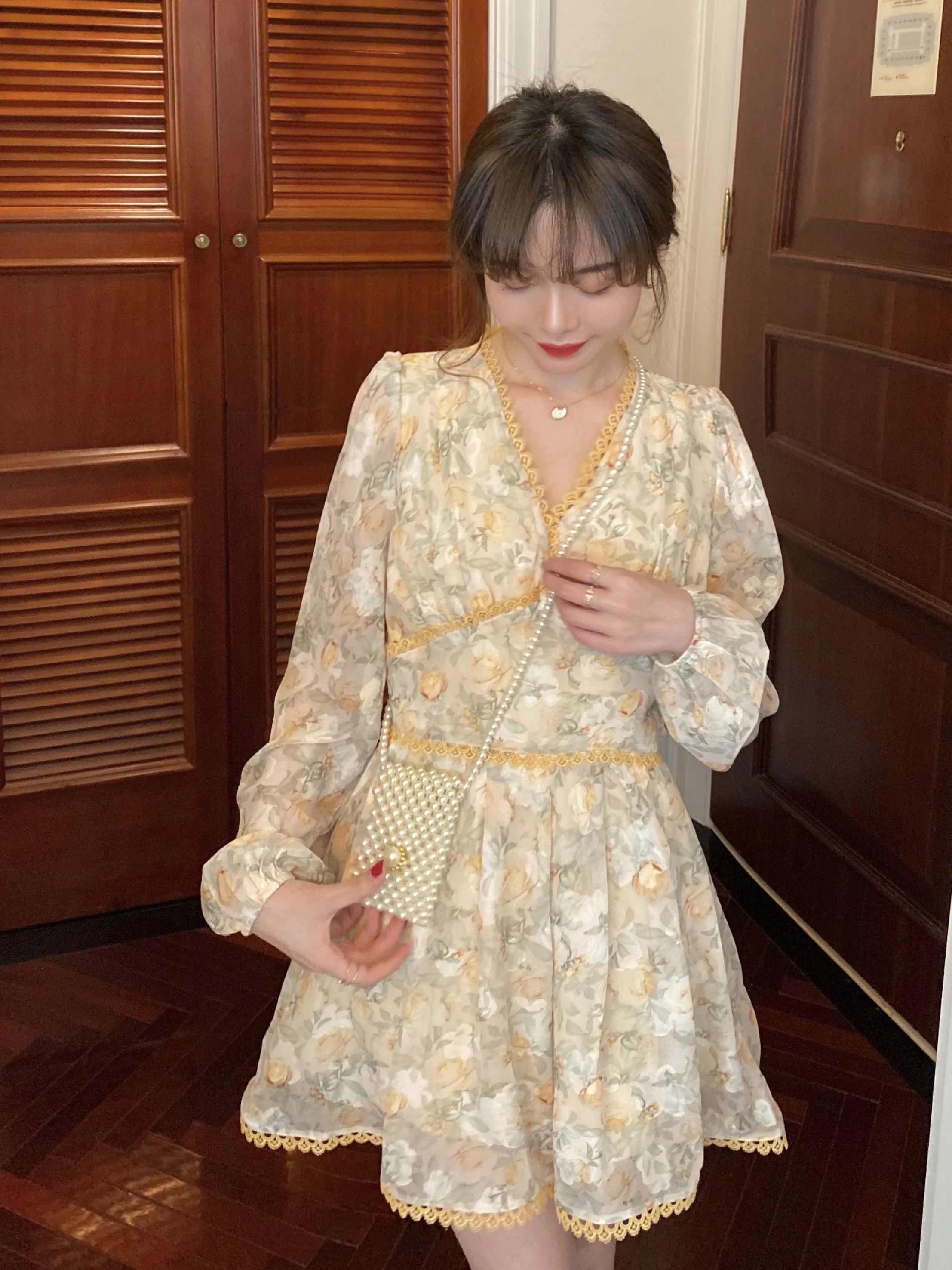 

Летний эксклюзивный кружевной боди Yoyo Xiaozi с цветочным узором, завышенной талией, облегающим силуэтом и насыщенной вышивкой из полиэстера.