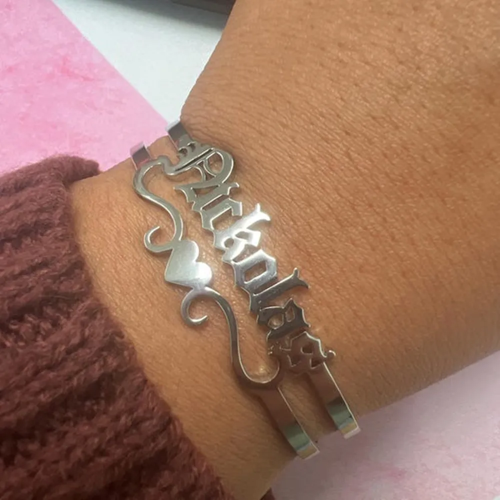 

Персонализированные браслеты-манжеты с индивидуальным именем и сердечком, женские браслеты с именной табличкой из нержавеющей стали, браслеты для девочек, детские украшения на день рождения, подарок