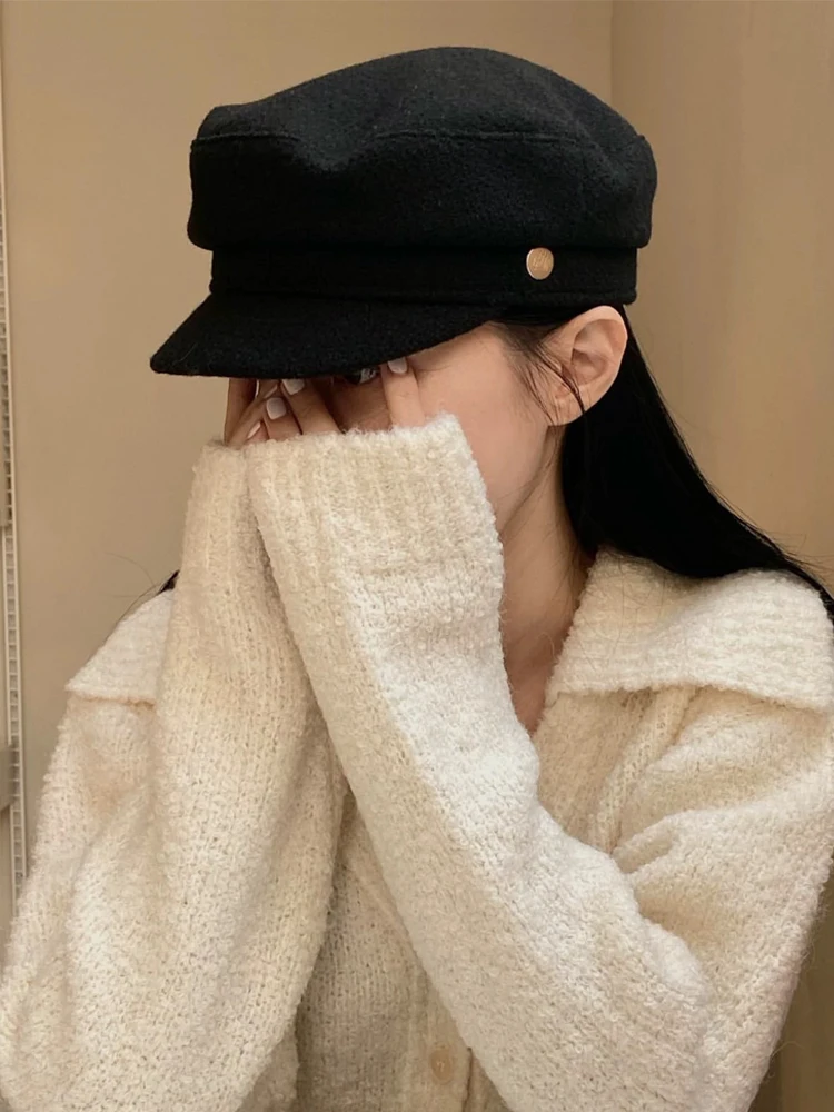 Fashion gold button hat autumn and winter temperament flat top British Korean version of cap wool newsboy hat