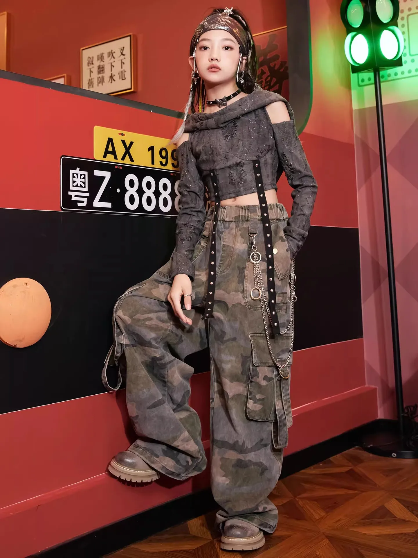 ชุดเต้นแจ๊สสไตล์เรโทรสำหรับเด็กผู้หญิง เสื้อคลุมมีฮู้ด กางเกงคาร์โก้ลายพราง ชุดแสดงฮิปฮอปสมัยใหม่ ชุดแสดงบนเวที