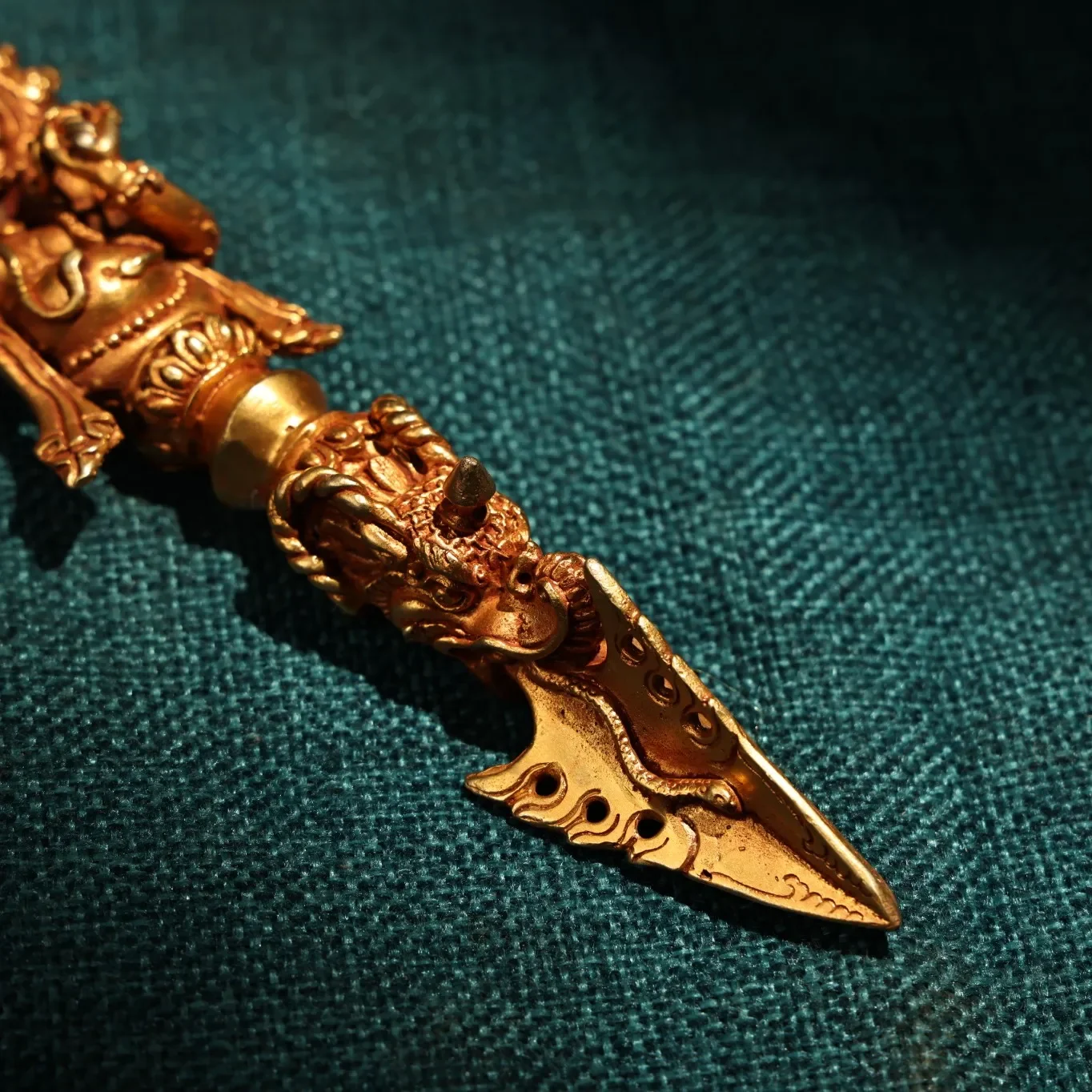 

Xizang Folk Collection Old Bronze Gilded Palden Lhamo Buddha with Dorje Vajra Phurpa Amulet for Dharam Worship in Town House