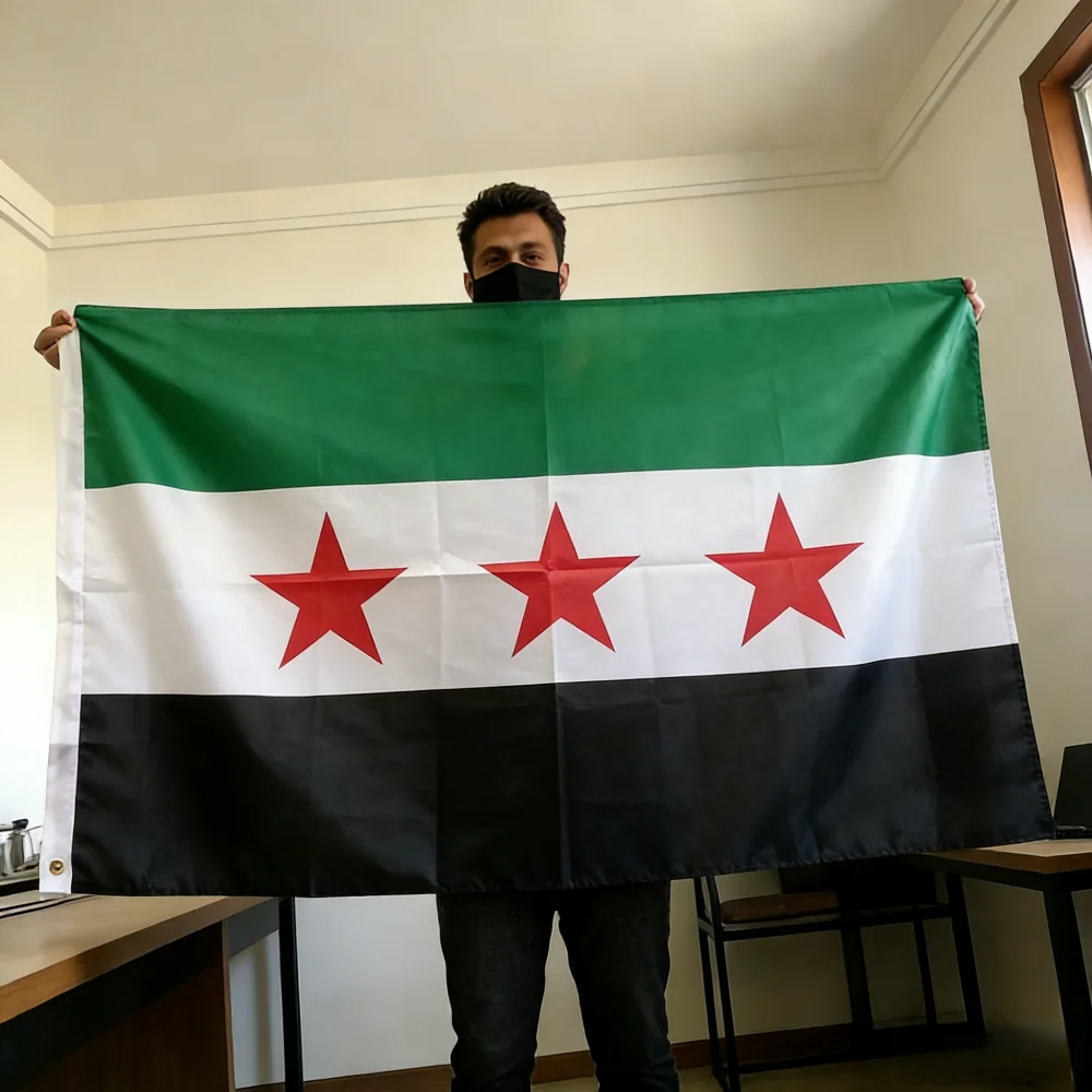 Image of 90*150cm Syrien-Flagge Die Flagge der Syrischen Arabischen Republik mit drei Sternen Banner zum Aufhängen Heimdekoration