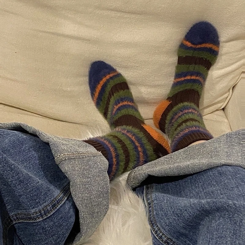 3 Paar Herbst-Winter Mode Dicke Gestreifte Nischen-Farbblockierte Flauschige Damensocken Trend Süße und Warme Damen-Mittelsocken