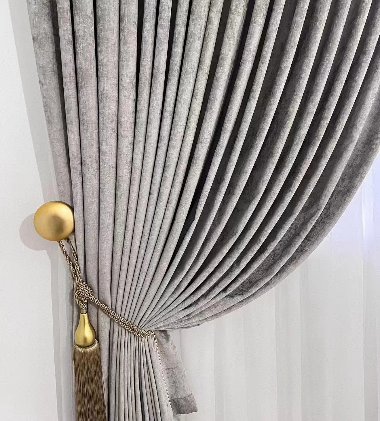 A pair of European carved patterned curtains with large hooks, living room balcony curtains, fabric wall hooks, retro decorative