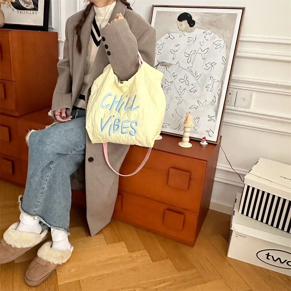 bolsa-tote-puffer-grande-com-cordao-leve-e-versatil-em-nylon-com-bordado-em-cores-candy