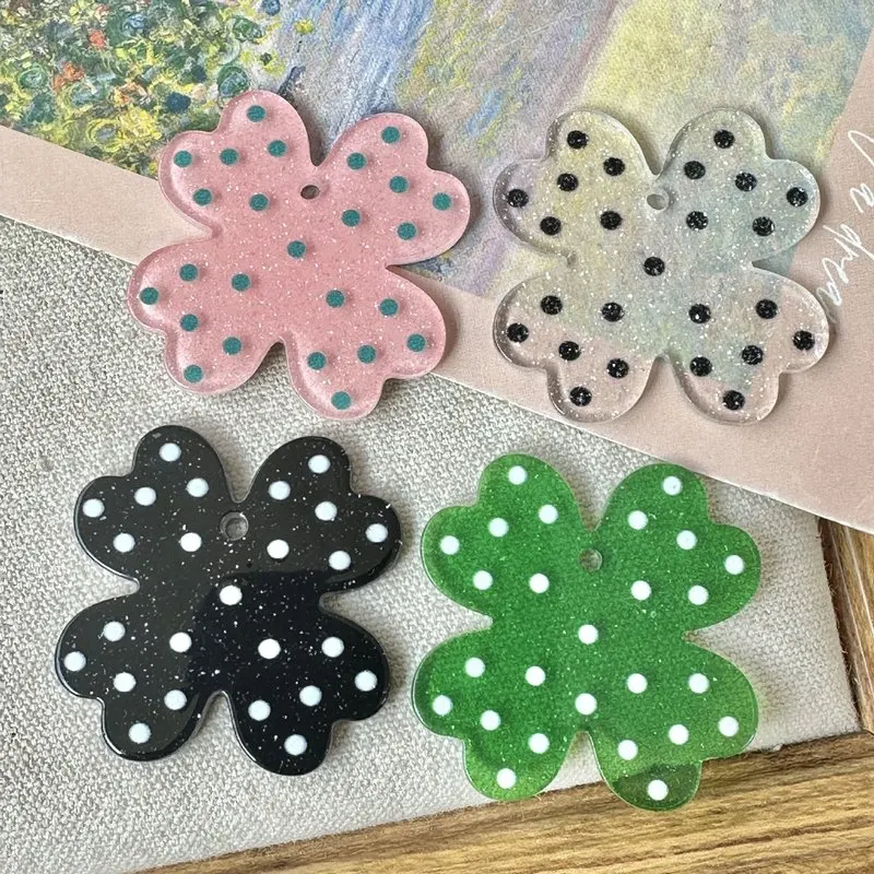 50個入り、4色、4枚の花びらで作られた花型のアクリル製装飾品。diy用。イヤリング、ヘアクリップ、ヘッドウェア、衣料品アクセサリーの卸売。