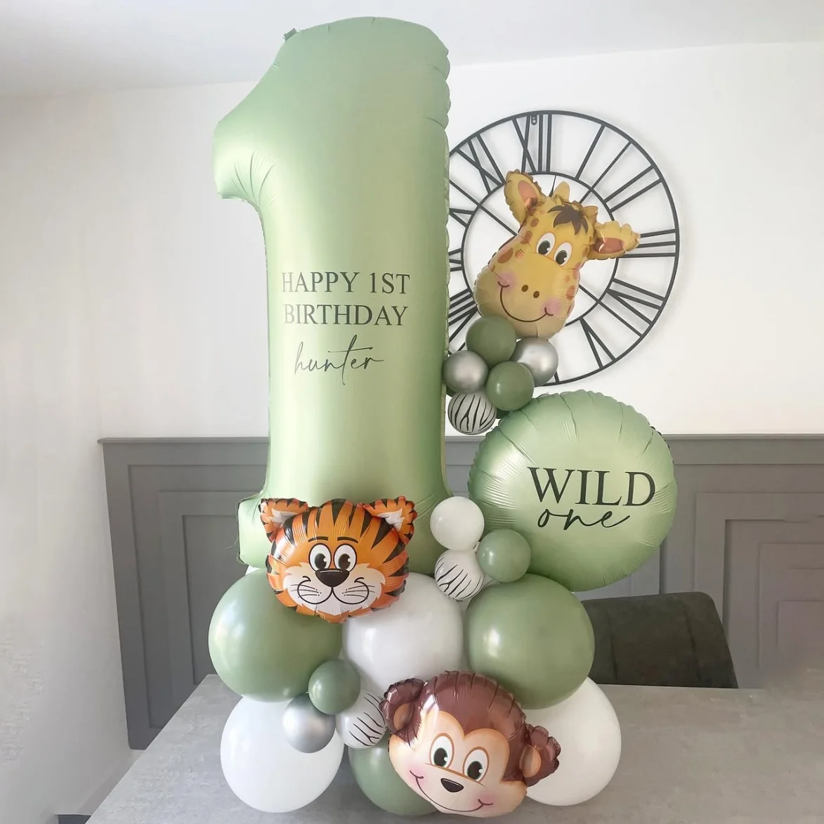 Set de Torre de Globos de Animales de Cartón con Globo de Número Verde de 40 Pulgadas – Decoración para Fiesta de Primer Cumpleaños de Niños con Temática de Aventura en la Jungla