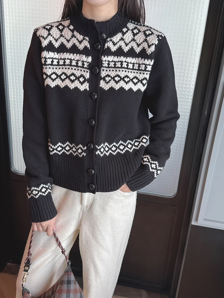 

Ограниченная серия: черно-белый свитер из натуральной кожи с цветочным узором, на пуговицах, в стиле Fair Isle, вязаный из шерсти, ретро, для женщин...