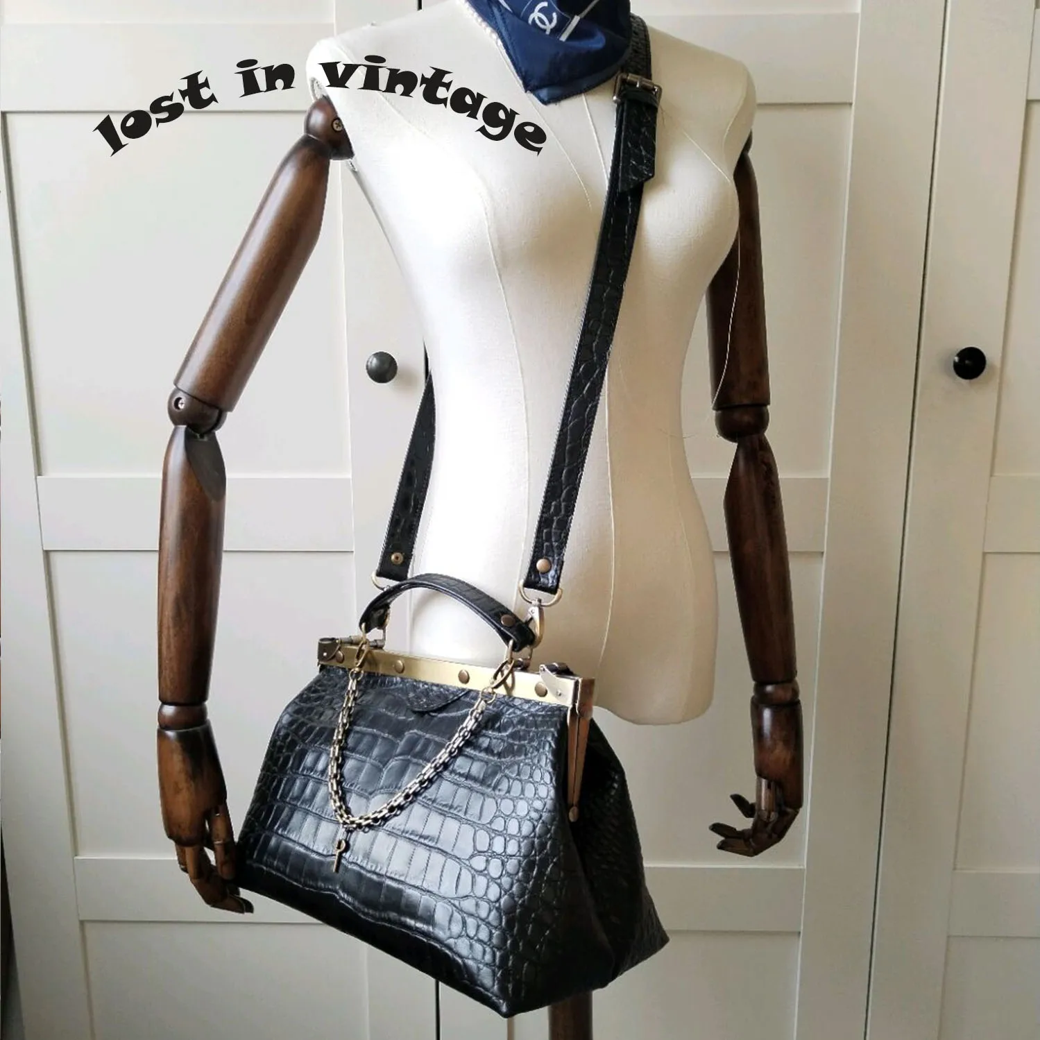 

LOST IN VINTAG Artficial-leather Bags with Crocodile Embossing Black Purse Ball Party Clutch Bronze Frame Bag 32x18x20cm