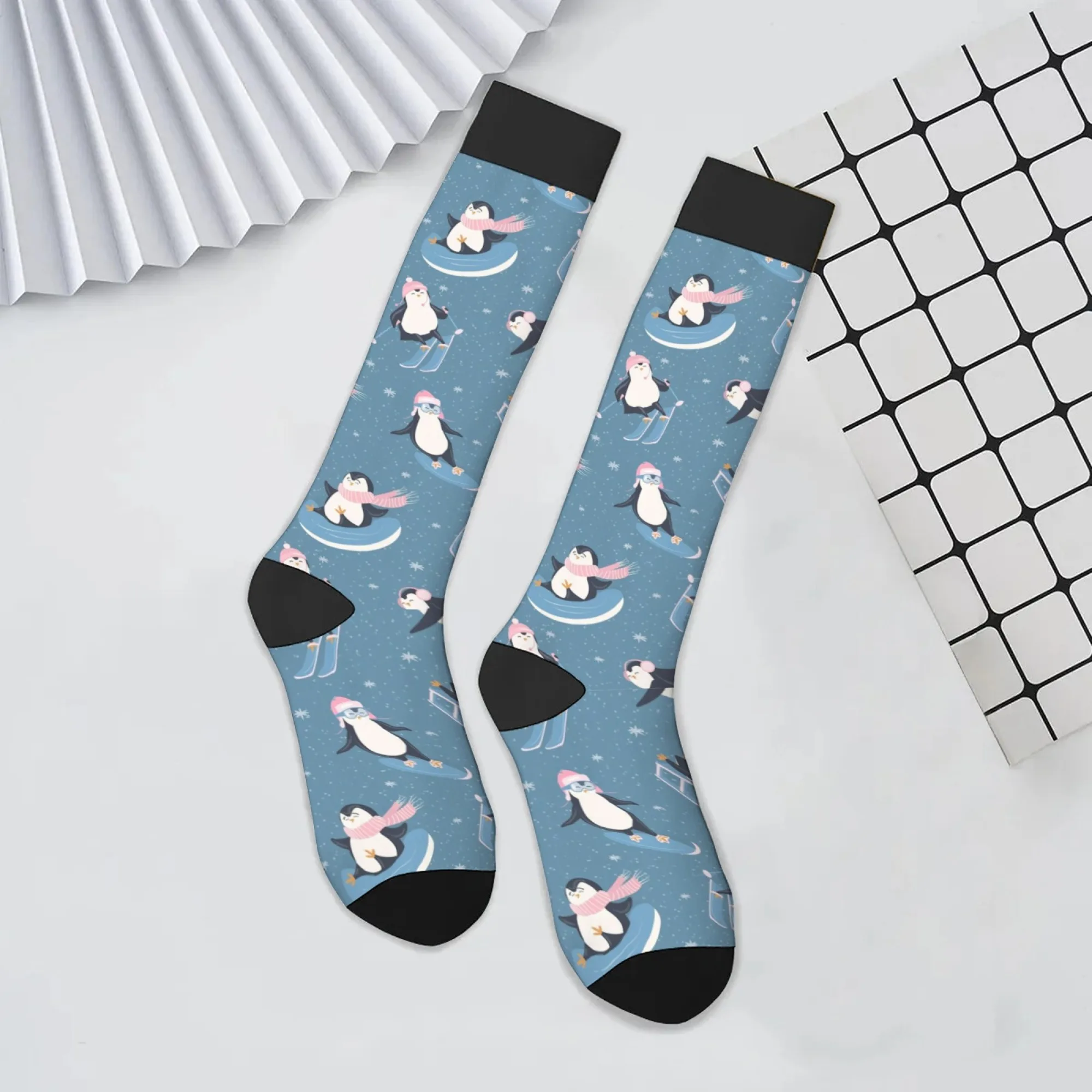 Unisex Geschenkwürdige festliche Wintersocken Frostblau mit minimalistischen weißen Pinguin-Silhouetten Skistöckmotiven Trendige Freizeitkleidung