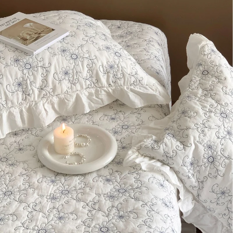 Vintage Floral Embroidery Quilted Bedspread 3-Piece Set, Romantic Cotton Quilt with Ruffled Edge, Solid Color All-Season Bedding