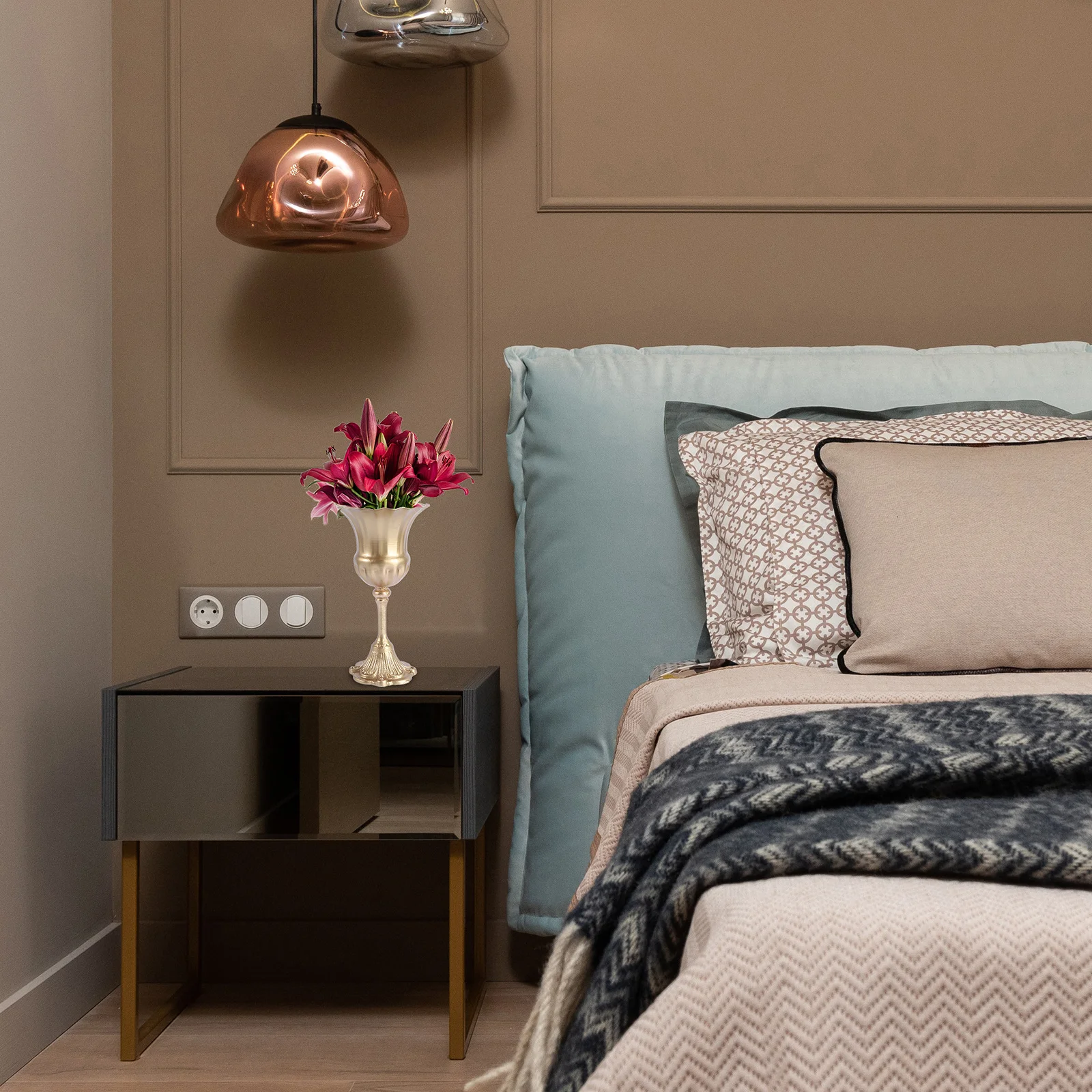 

1Pcs Iron Floral Vase European Retro Style Flower Arrangement Container Home Decoration Tabletop Bud Vase for Living Room Hotel