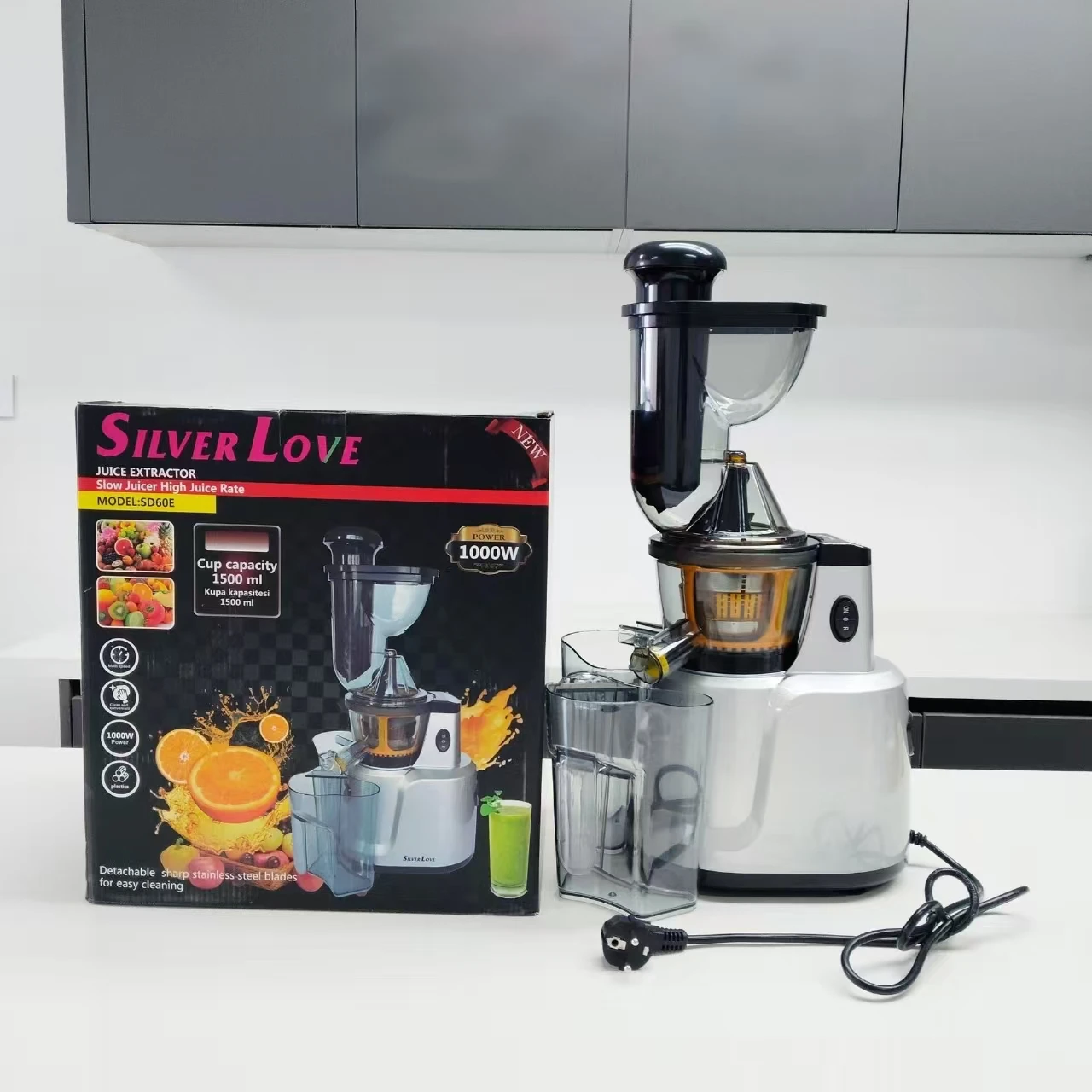 Automatic Juicer for Home Use Capable of Separating Solid and Liquid Components and Capable of Making Juice