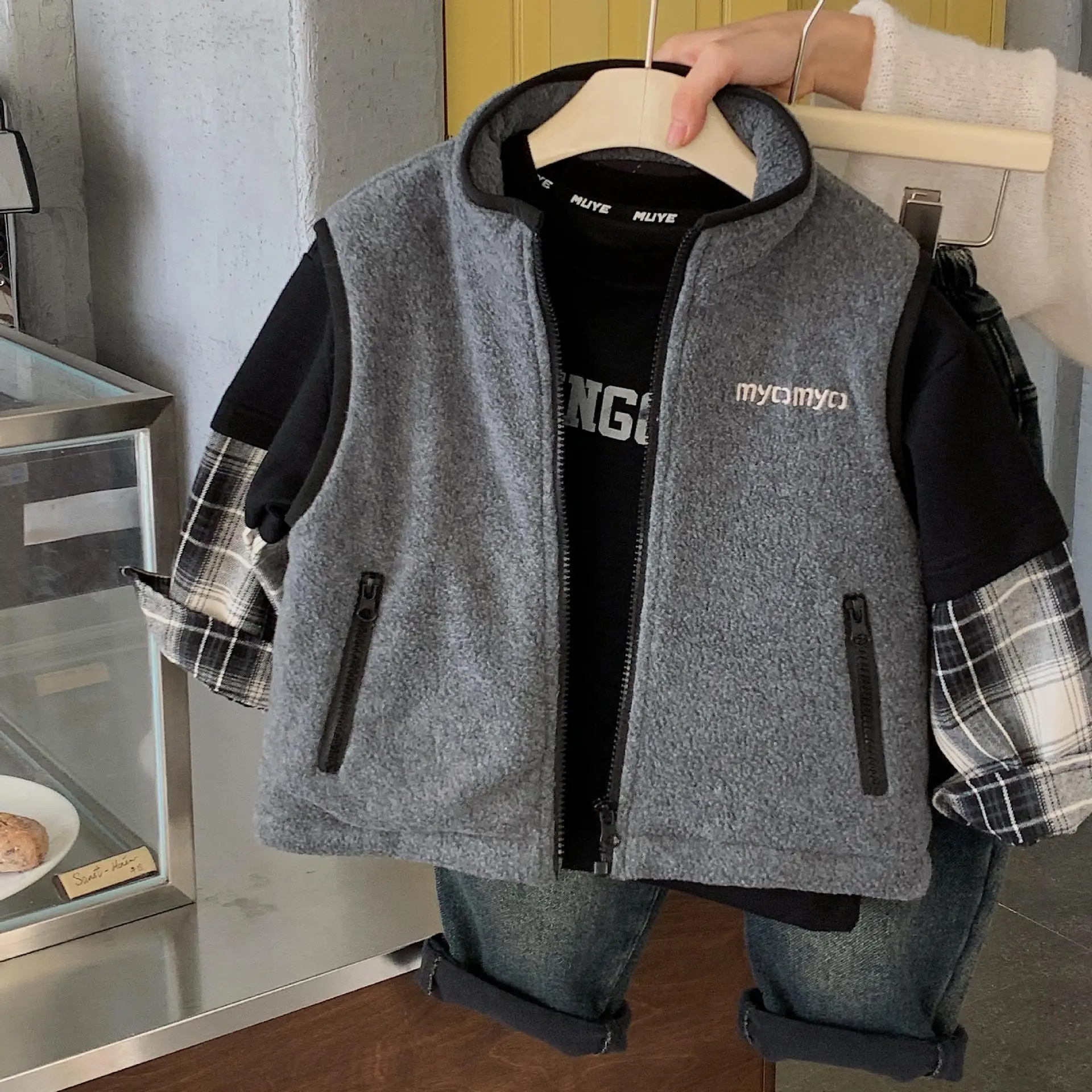 

Жилет для маленьких мальчиков, новый зимний стеганый жилет с воротником-стойкой для мальчиков, утепленный теплый жилет, повседневный стеганый жилет с вышивкой букв для мальчиков