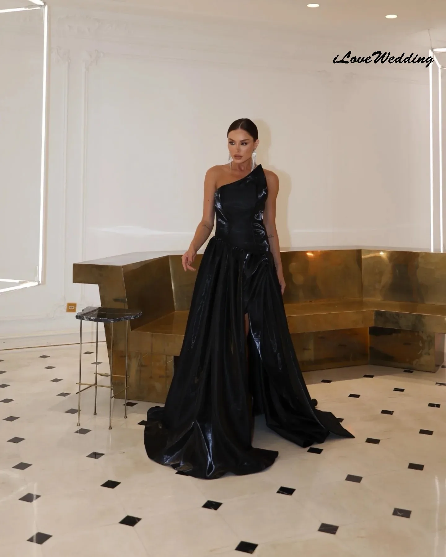 Vestidos de fiesta negros sin mangas de una línea 2025, vestido de fiesta largo elegante para mujer, vestidos formales plisados con tren de barrido sin espalda personalizados