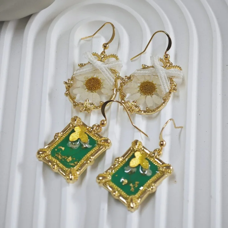 

3199 Wholesale Forest Style Chamomile Dried Flower Lace Bowknot Dreamy Earrings Vintage Green Frame Exquisite Flower Earrings