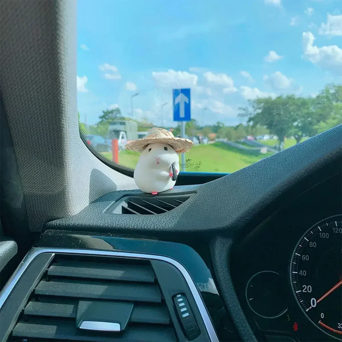 1 Buah Ornamen Mobil Hamster Lucu dengan Topi Jerami Dekorasi Aksesori Mobil Dasbor Mobil Kartun Hadiah Pasangan Aksesori