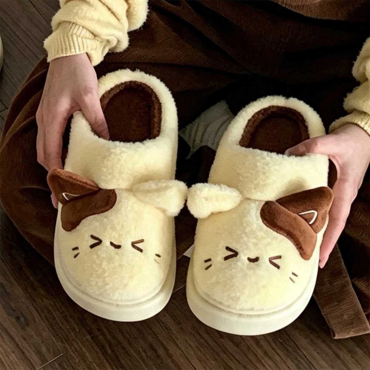 Warm and Comfy Fuzzy Slippers With Lovely Kitten Design Woman Winter Cartoon Indoor Cotton Slippers