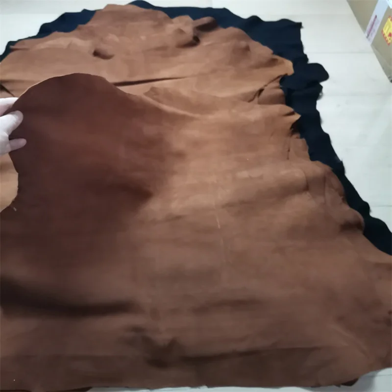 1 mm braunes schwarzes Schaf-Wildleder. Oberleder. Echtlederstoff. Handgefertigtes DIY für Kleidung im Inneren. Paketkante. Ganzes Schaffell – Detail 27