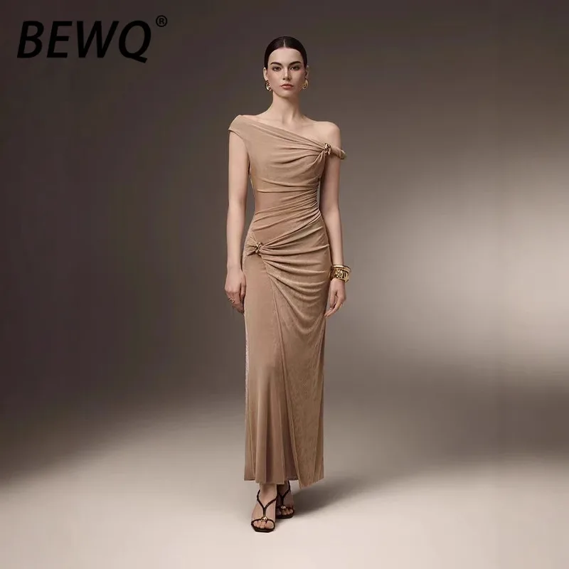BEWQ فستان نسائي أنيق برقبة مائلة بدون أكمام محبوك مطوي زر معدني فستان الحفلات المسائية 2025 خريف جديد