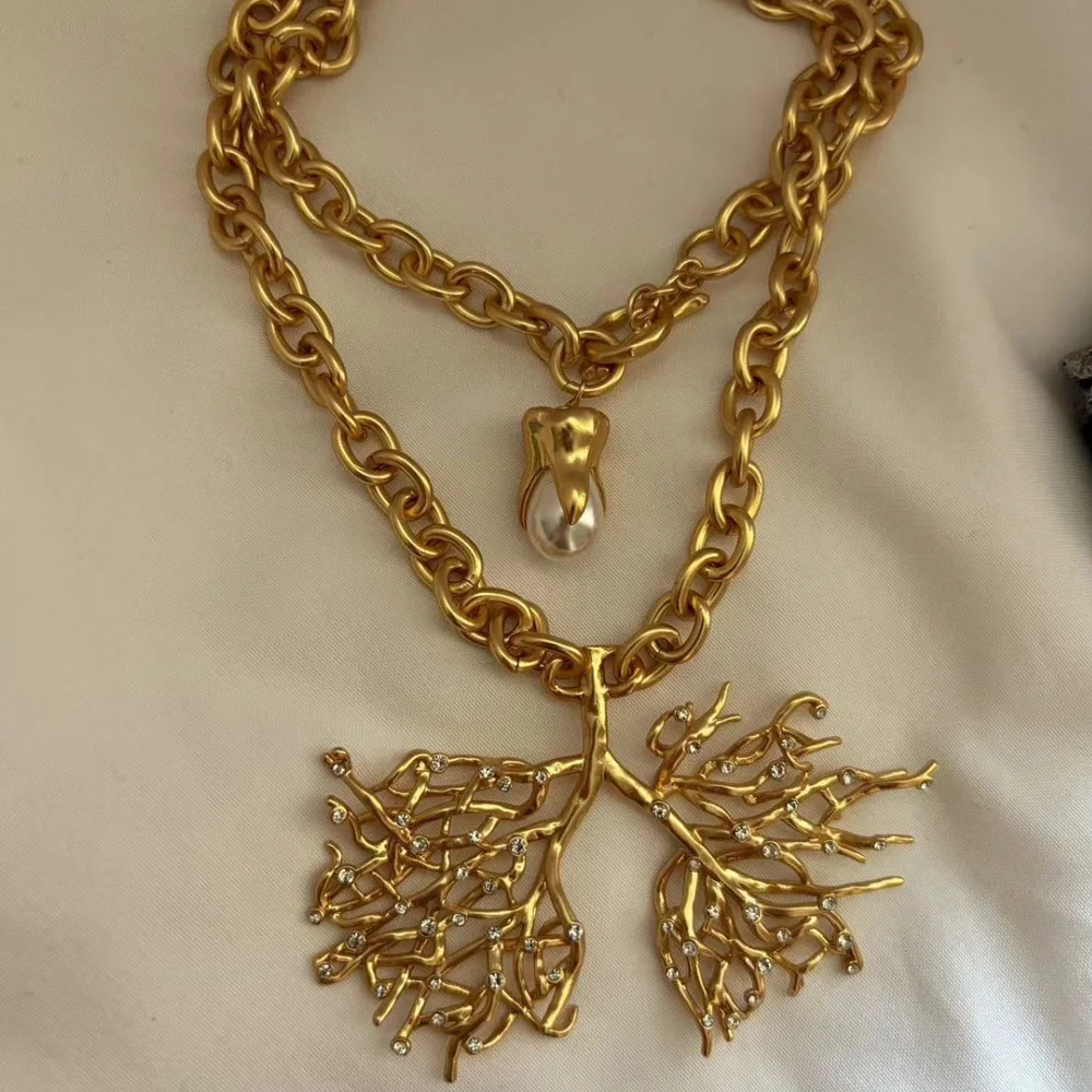 

Abstract Heart-Shaped Vascular Tree Necklace Exaggerated Teeth Diamond-Studded Copper Metal Long Pendant Jewelry High Quality