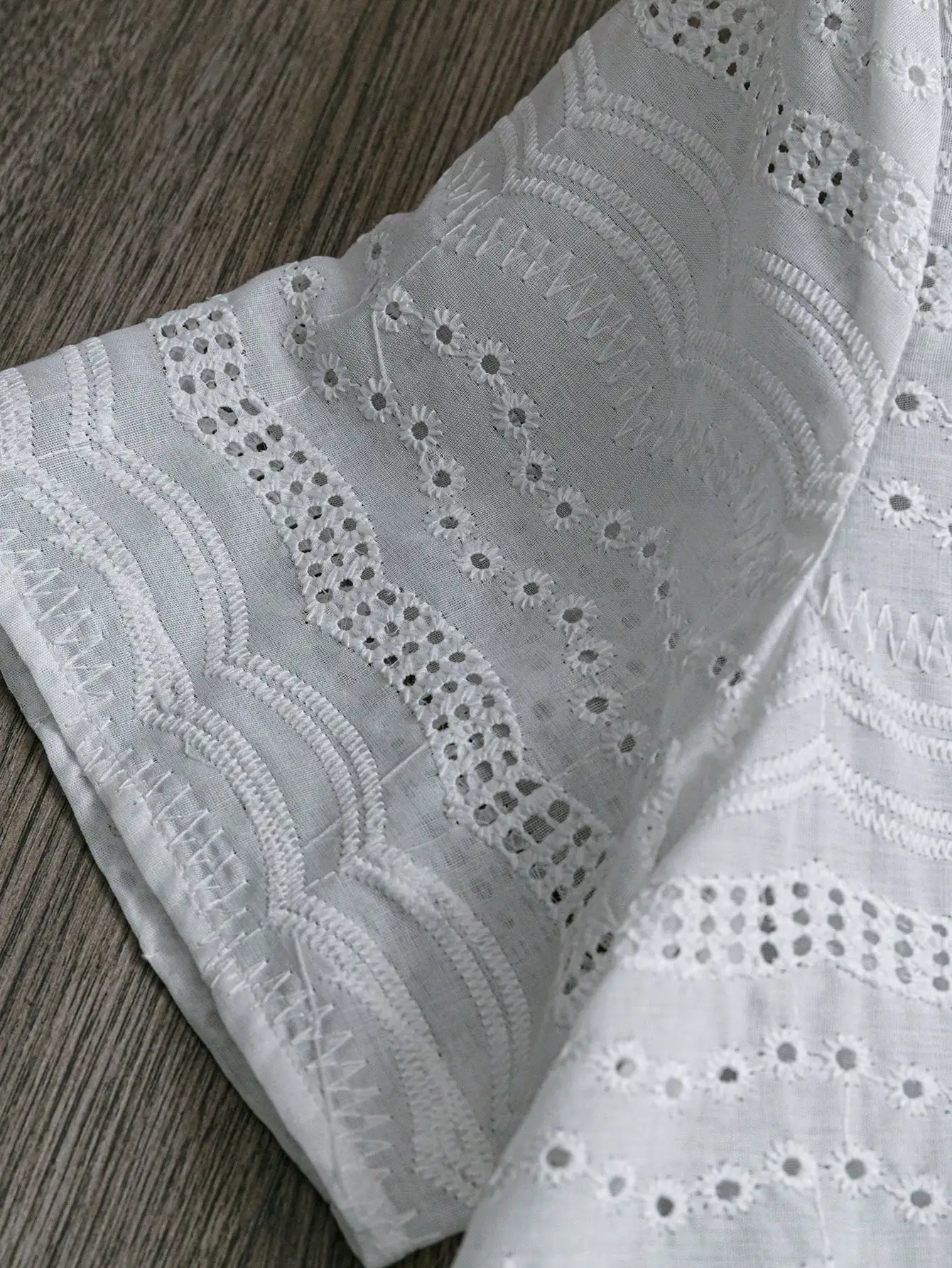 Damen Boho-Chic Weißes Lochstickerei-Oberteil Kurzarm Rundhals Tunika-Hemd Holzknöpfe Lässige Sommerkleidung – Detail 5