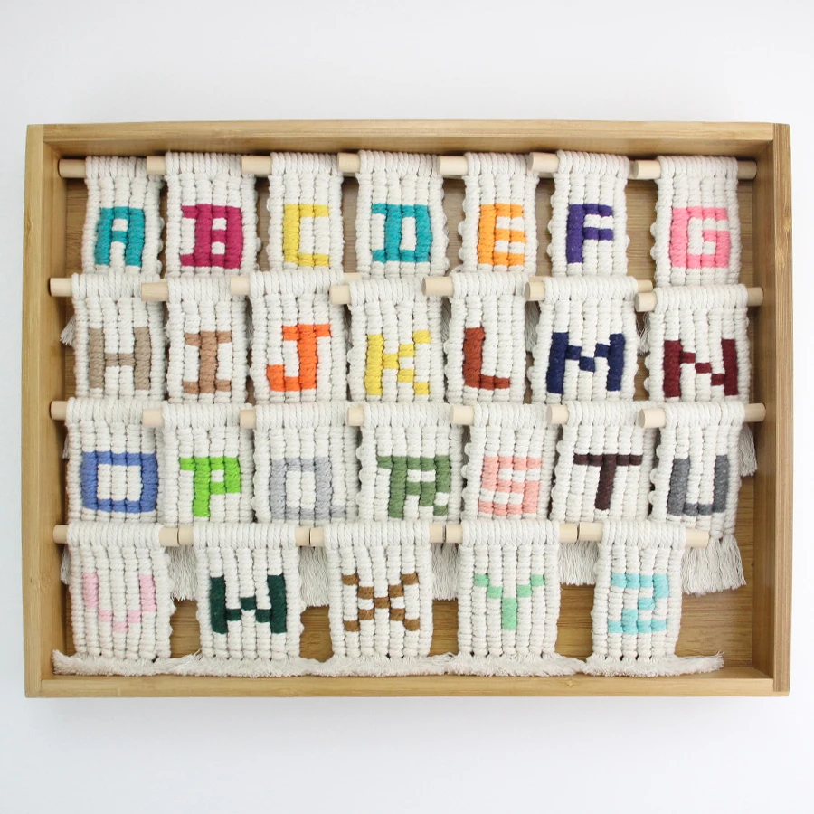 اليدوية المنسوجة الأبجدية قلادة مكرامية عدة مع البرنامج التعليمي للمبتدئين اليد DIY بها بنفسك الأبجدية المفروشات الصغيرة الفن جدار ديكور الحرفية