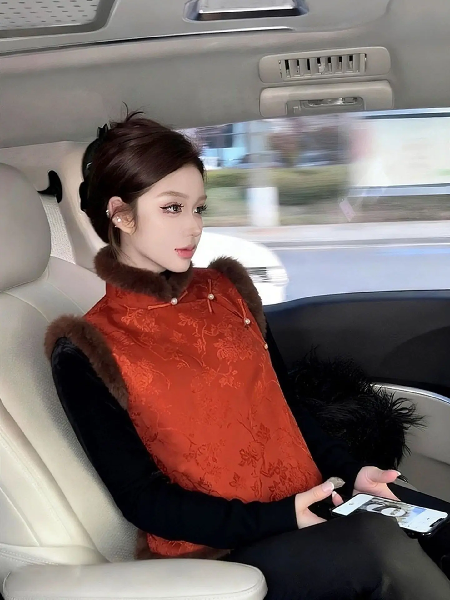 

Весна 2026, новый китайский красный женский жилет, дизайнерский меховой воротник, многослойная майка на пуговицах, новогодний халат, свободный крой, повседневный...