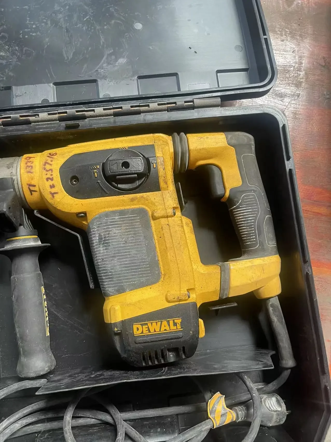 DEWALT D25413 HAMMER,120VOLT ,WITH HARD BOX