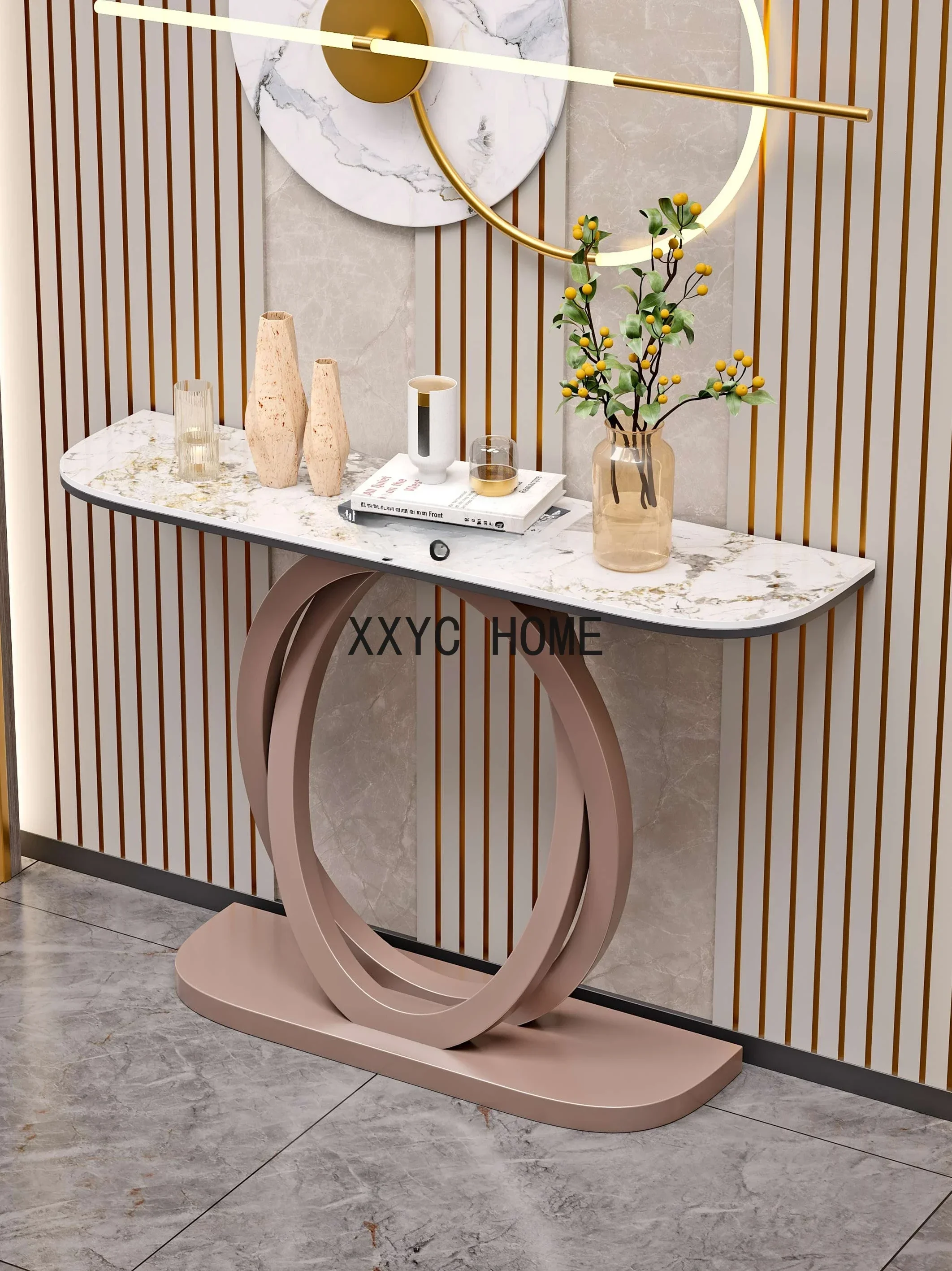 Galvanisierende Konsole aus gebürstetem Edelstahl, bogenförmige Steinplatte, schmales Gang an der Wand, Kuriositätenschrank, Seitenansichtstisch