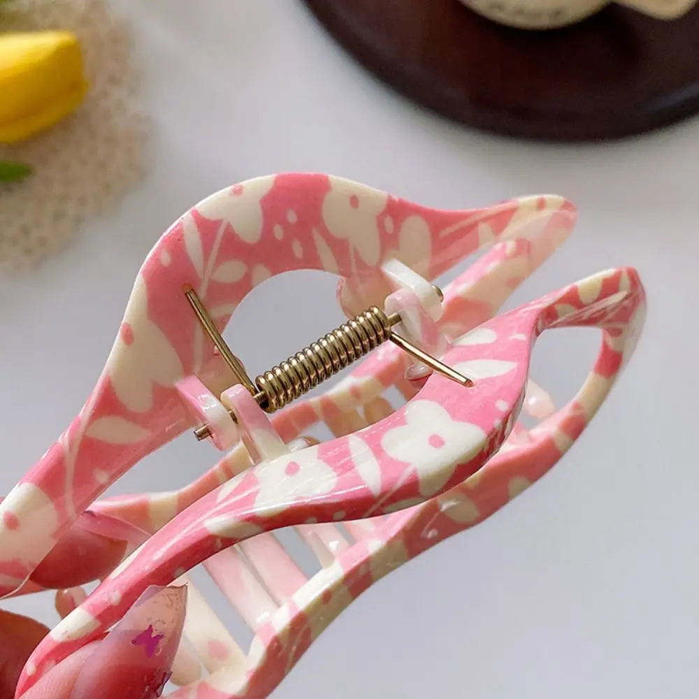 甘いアクリル雲の形の髪の爪韓国スタイルの幾何学的な中空爪クリップ中空大型幾何学的なサメクリップ女の子