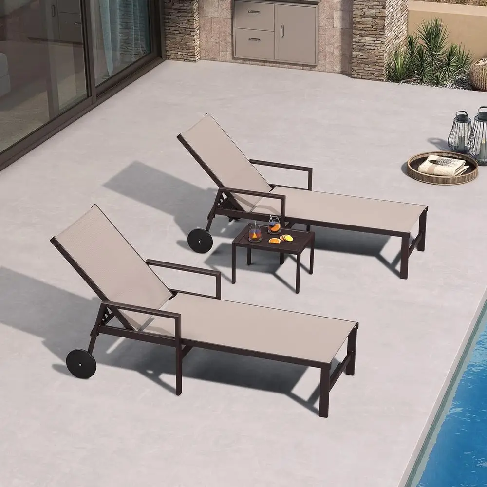 

Комплект из 2 стульев для патио с подлокотниками, шезлонгами на колесиках, регулируемой спинкой, приставной столик, песочно-бежевый для наружного газона и сада