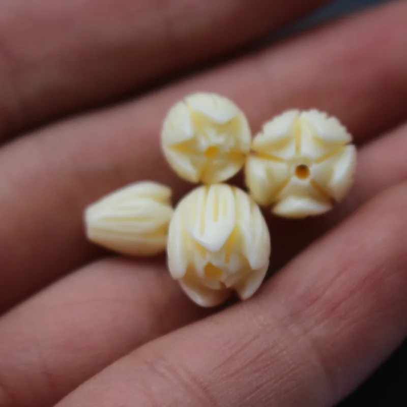 Hanyuanbeads 20Pcs Carved Jasmine Flower Artificial coral beads Beige color for Jewelry Braclet Necklace Earring making DIY