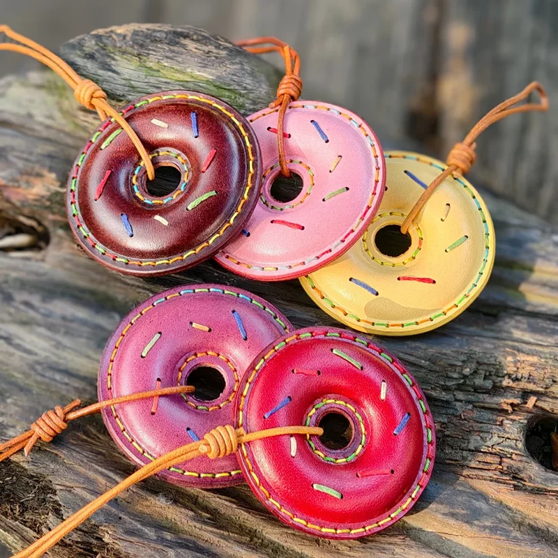 

Брелок-подвеска ручной работы в виде пончика из натуральной кожи, разноцветный, для сумки, ключей, зеркала автомобиля, декоративный аксессуар