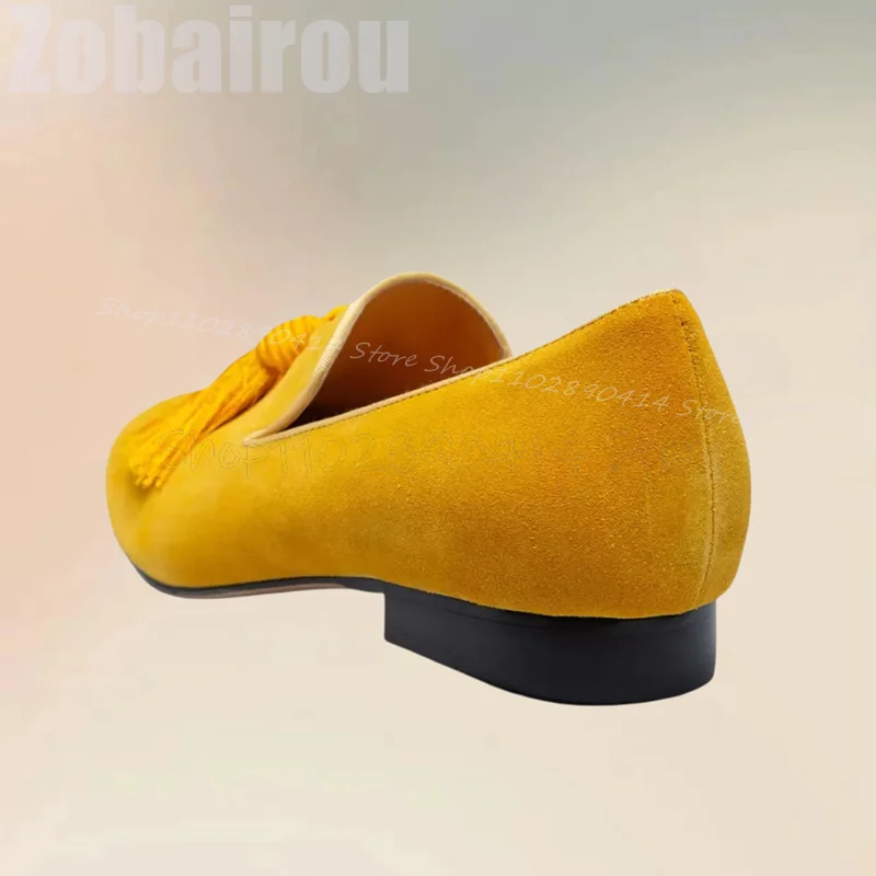 Mocassini da uomo bassi in pelle scamosciata con decorazioni con nappe gialle Moda slip on scarpe da uomo di lusso fatte a mano per banchetti per feste da ufficio scarpe casual da uomo