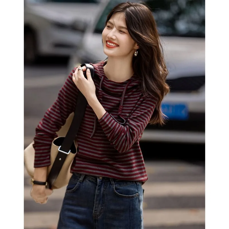 

Модная плюшевая полосатая нижняя рубашка для женщин, новый зимний свободный удобный топ с капюшоном и шнурком