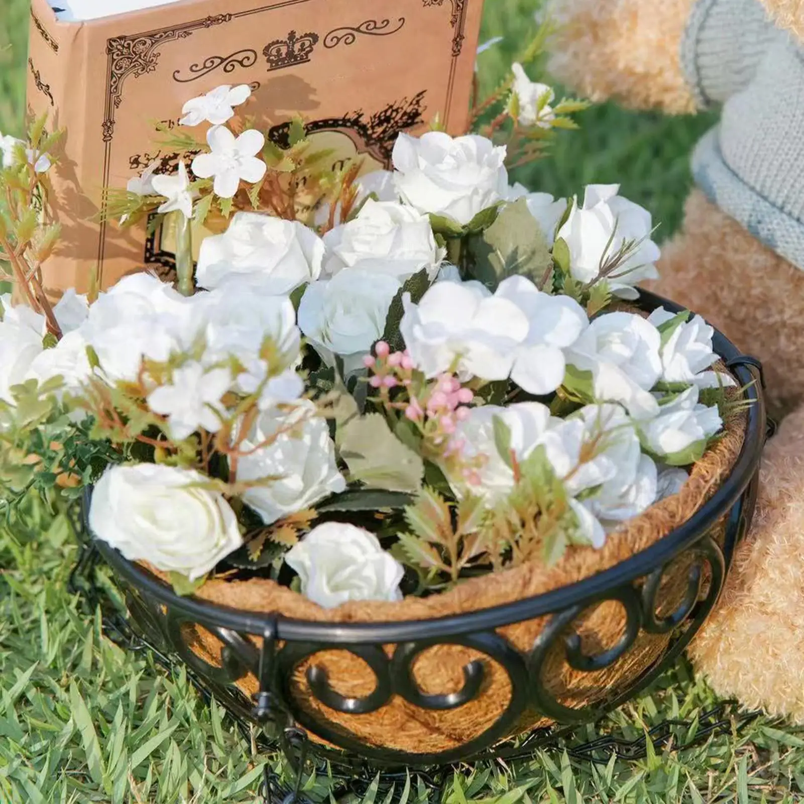 Resin Baskets for Plants 10 Inch Hangings Pots Wire Flower Baskets Outdoor Flower Pots with Chain Garden Decoration for Home