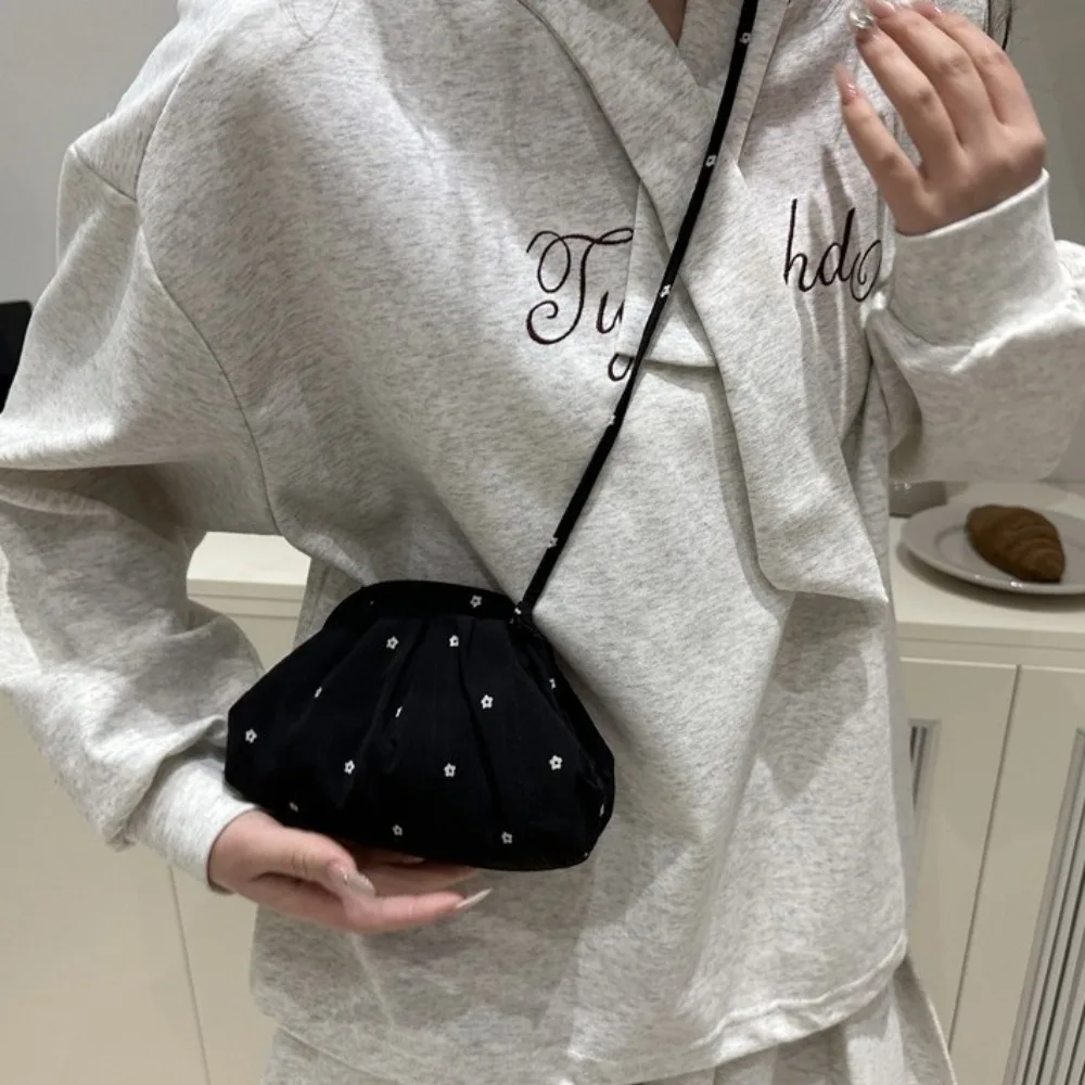 Casual Polyester Single Shoulder Bag Drawstring Flower Makeup Bag Skincare Storage Bag Korean Style Crossbody Bag Ladies