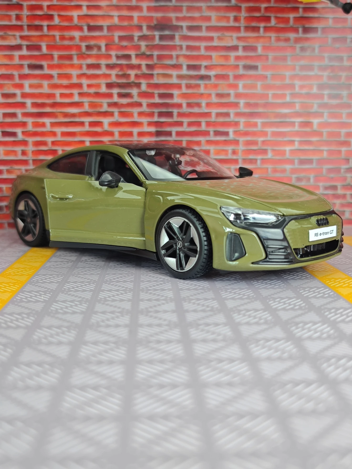 1:25 أودي e-tron GT2022 نموذج سيارة مصنوع من خليط معدني تفاصيل غنية وصناعة متقنة يمكن تقديمها كهدية عيد ميلاد للأصدقاء