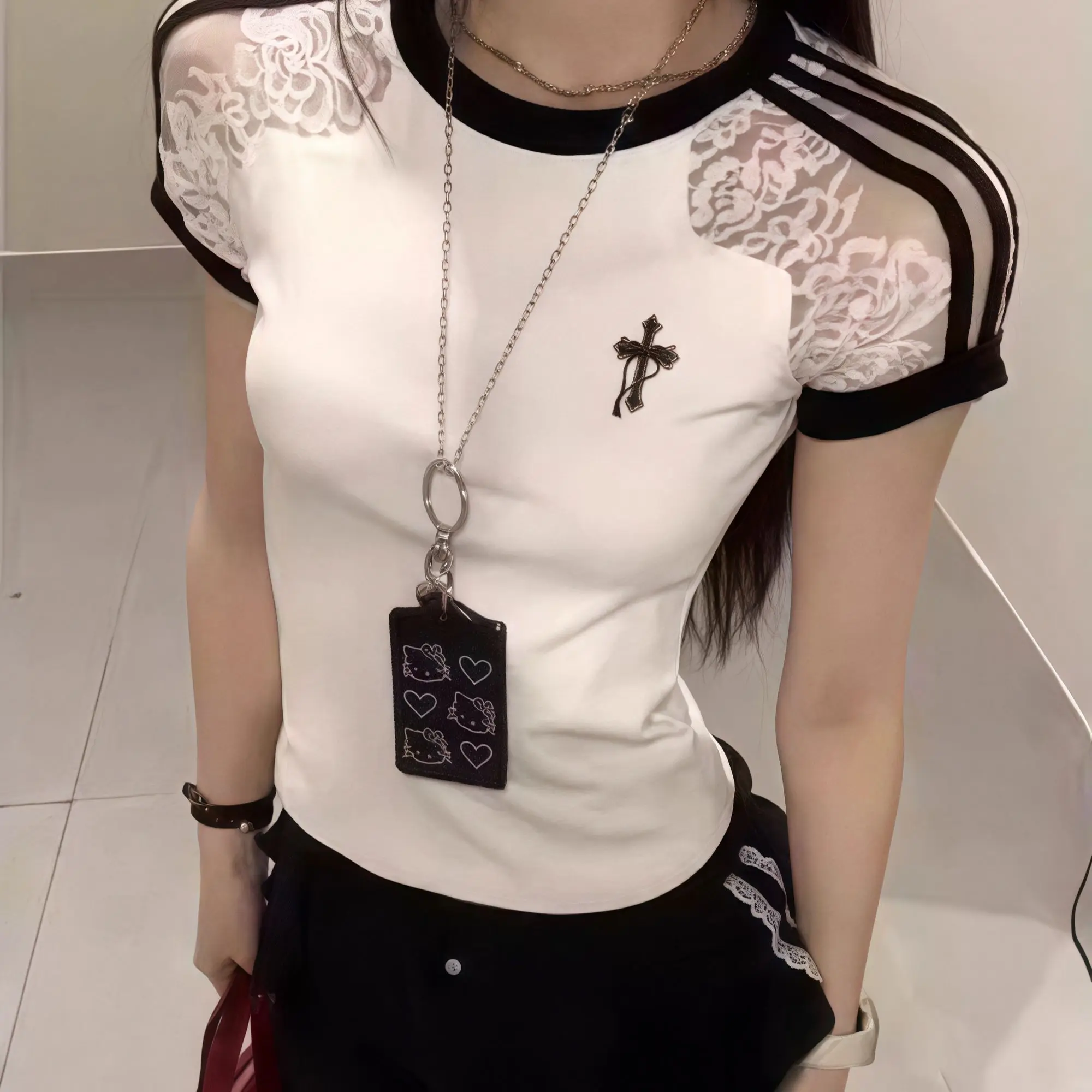 T-shirt estiva a maniche corte con giunture in pizzo piccante per ragazza, design da donna, vestibilità slim, base corta