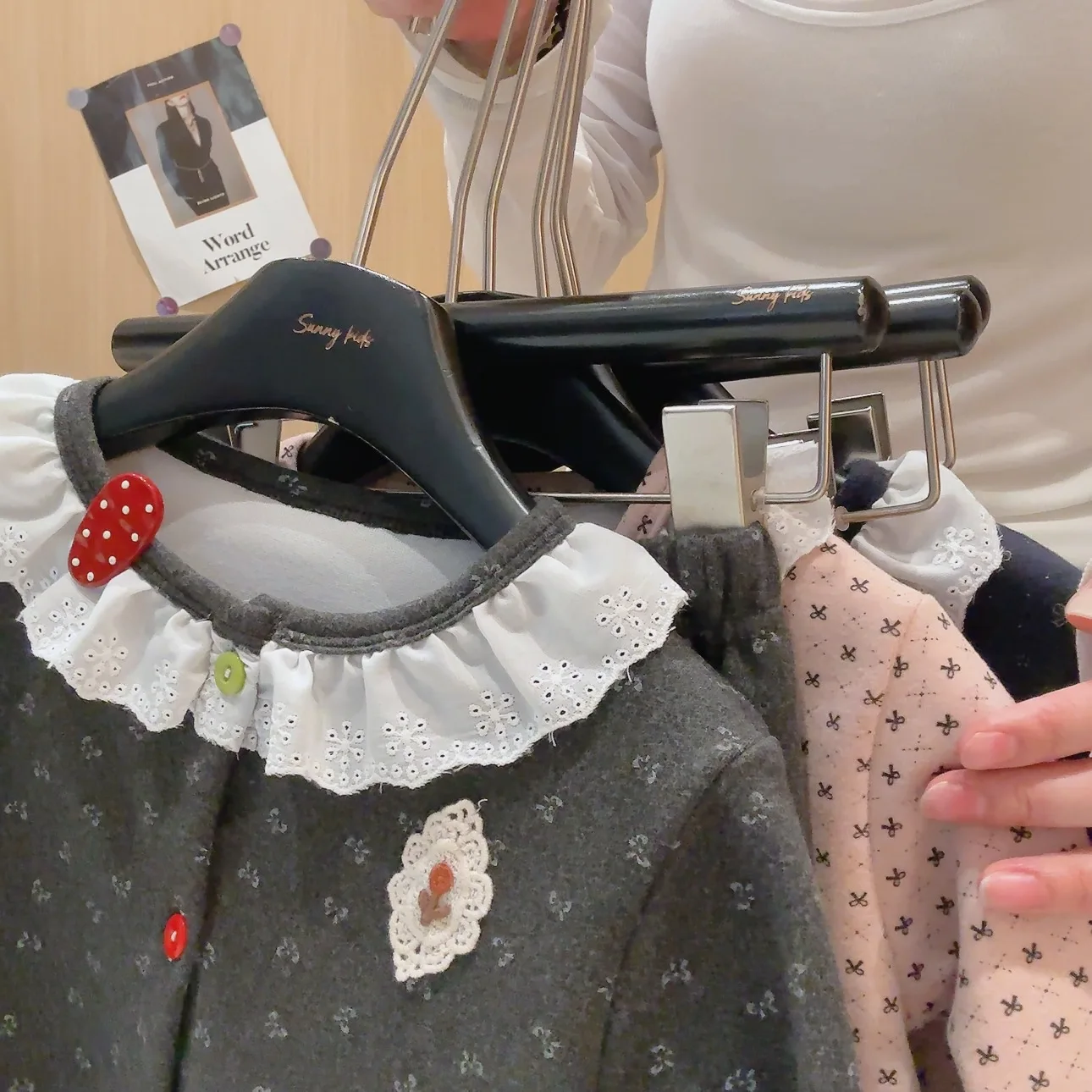 Baby-Mädchen-Set: Oberteil mit Spitze und Rüschenkragen + ausgestellte Hose, 2-teiliges Set, neues Herbst-Outfit für Kinder, mit Schleifenmuster, lässige Freizeitkleidung. – Detail 10