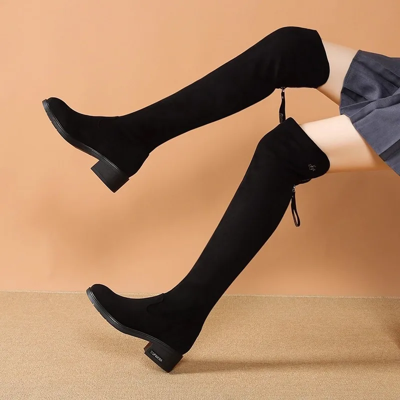 

Эластичные сапоги выше колена на платформе с острым носком и очень высоким каблуком. Женские ботинки для маленьких мужчин с завышенной узкой подошвой.