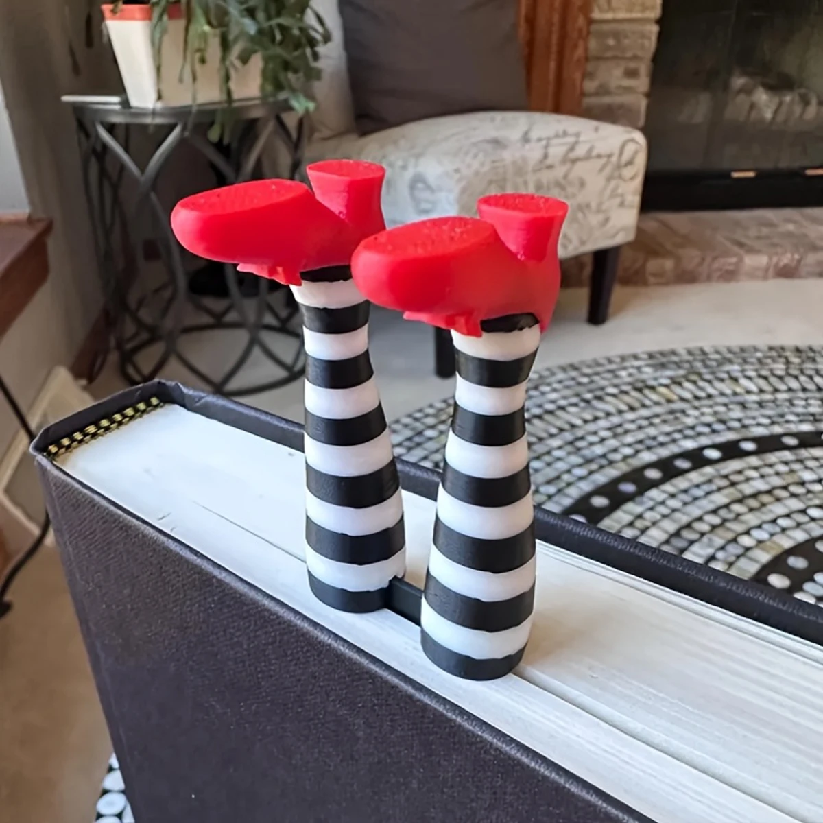 1 Stück rotes Lesezeichen mit Hexenbeinen und hohen Absätzen | Rubinrosen-Schuhe, lustiges Lesezeichen mit englischem Text, kreatives Accessoire für Buchliebhaber und Fans