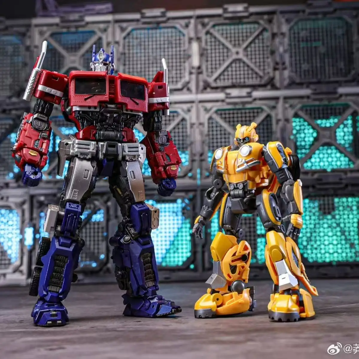 Игрушка-трансформер Lucky Cat SSR02 BIGGERMEE Bumblebee 12 см из сплава с деталями для сборки